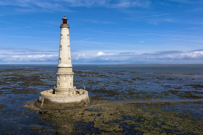 France, Gironde (33), le Verdon-sur-Mer, plateau rocheux de Cordouan à marée basse, phare de Cordouan, classé Patrimoine Mondial de l'UNESCO (vue aérienne)