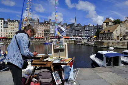 France, Calvados (14), Honfleur, le Vieux-Bassin, le quai Sainte-Catherine vu depuis le quai Saint-Etienne, peintre professionnel