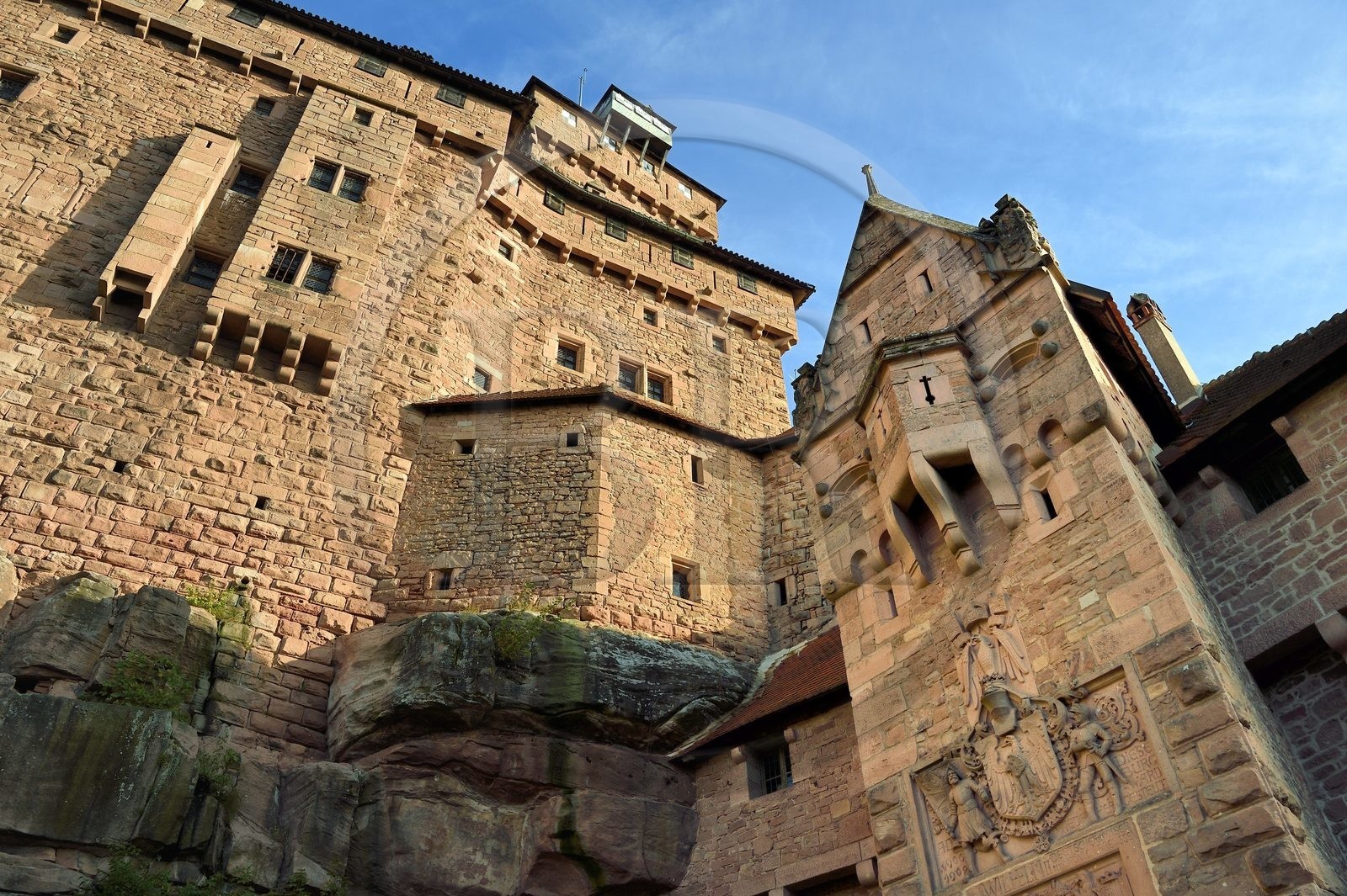 France, Bas-Rhin (67), Orschwiller, le château du Haut-Koenigsbourg, logis sud avec oriel et latrines à gauche surplombée par le donjon et tour abritant porte d'honneur