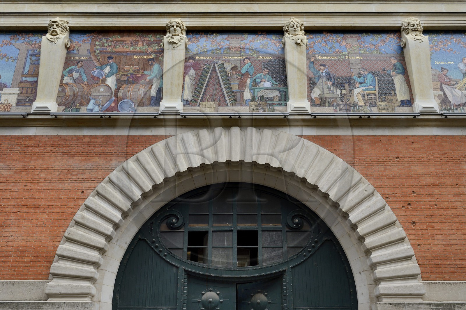 France, Marne (51), Reims, les anciens celliers Mumm (désormais maison Jacquart), les scènes en mosaïque illustrent les différentes étapes de l’élaboration du champagne