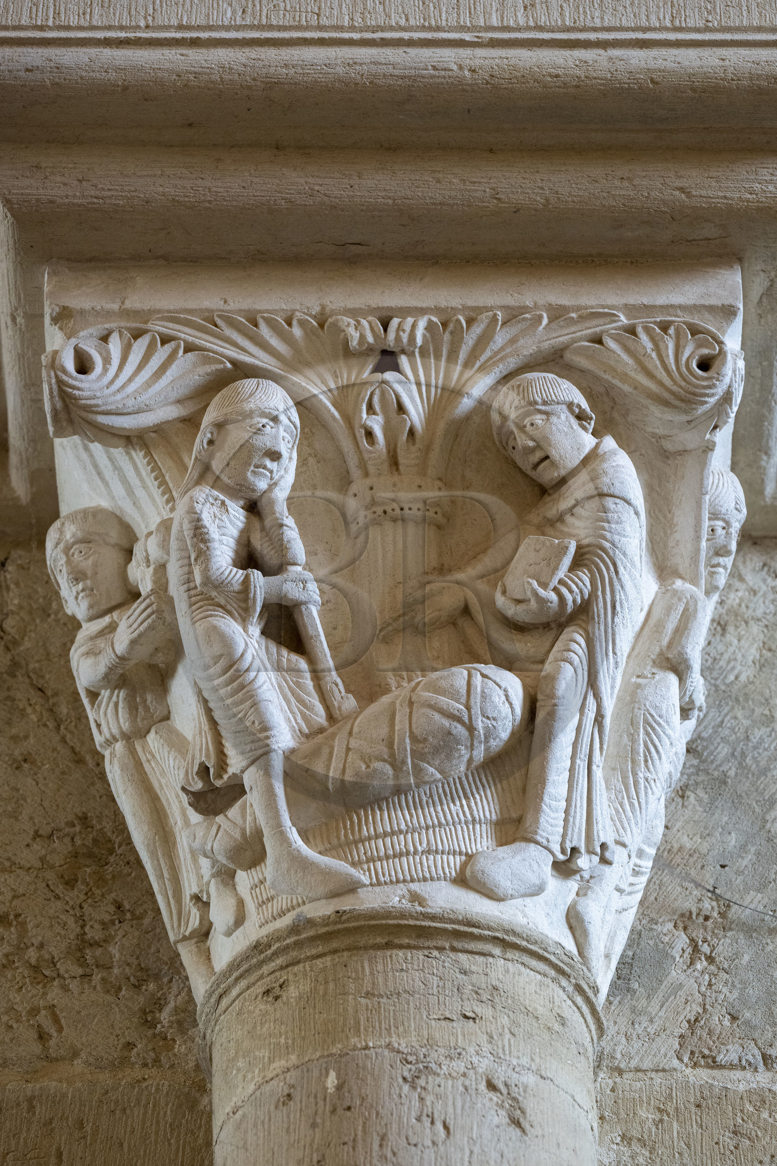 France, Yonne (89), parc naturel régional du Morvan, Vézelay, classé au Patrimoine Mondial de l'UNESCO, labellisé Les Plus Beaux Villages de France, point de départ de l'une des principales voies de pèlerinage de Saint-Jacques-de-Compostelle, la basilique Sainte-Marie-Madeleine, chapiteau du narthex (XIIe siècle), père se désole devant l'enfant mort et Saint-Benoît ressuscite l'enfant