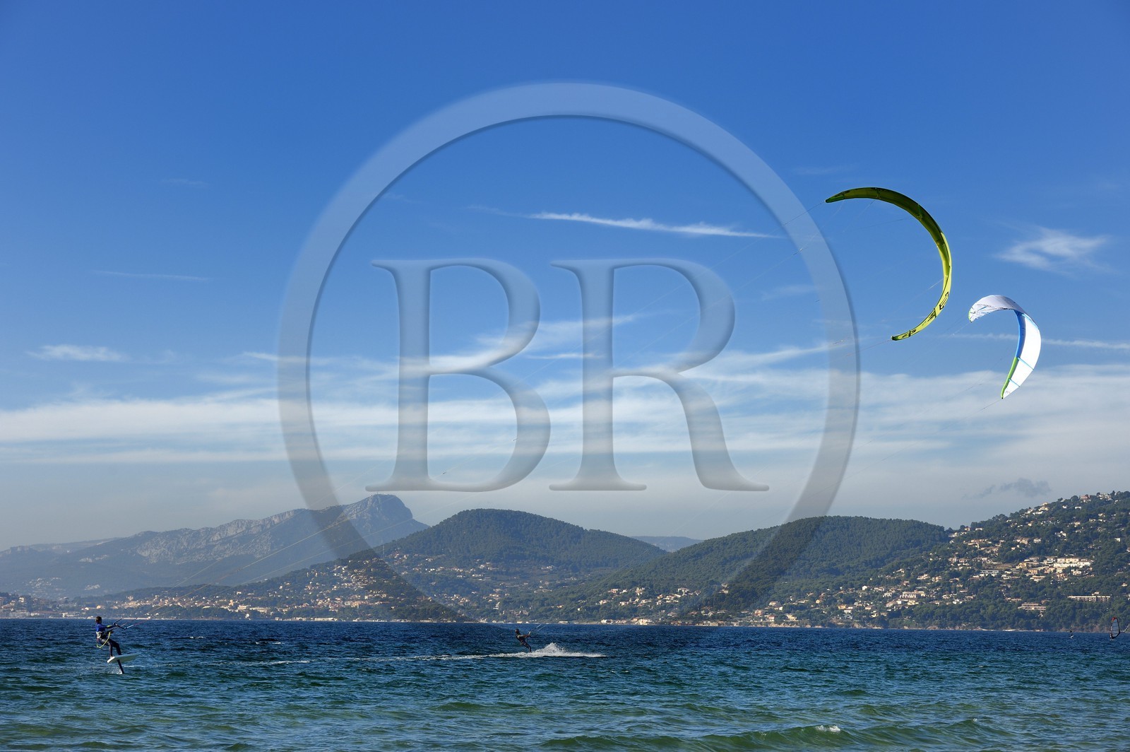 France, Var (83), Hyères, Presqu'Ile de Giens, plage de l'Almanarre, Ariane Imbert en kitefoil, triple championne de France de Kitesurf et vice-championne du monde de Race 2014