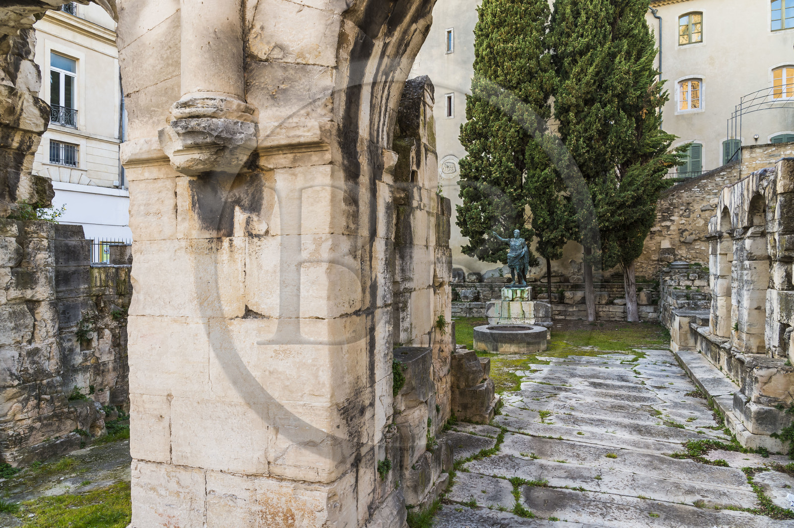 France, Gard (30), Nîmes, porte Auguste, entrée de la voie Domitienne dans la ville et la reproduction d'une statue de l'empereur Auguste en arrière plan