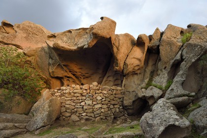 France, Corse-du-Sud (2A), le site naturel de Cala de Roccapina, au mésolithique la taffonu offre un abri naturel