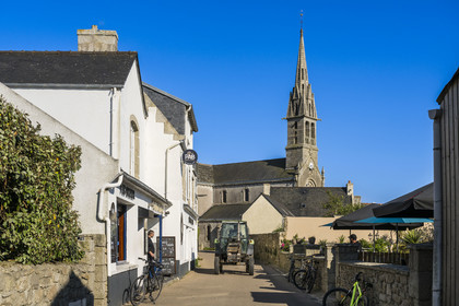 France, Finistère (29), Iles du Ponant, Ile de Batz, restaurant-crêperie Le PAB - Penn Ar Batz et l'église Notre-Dame-du-Bon-Secours dans le Bourg