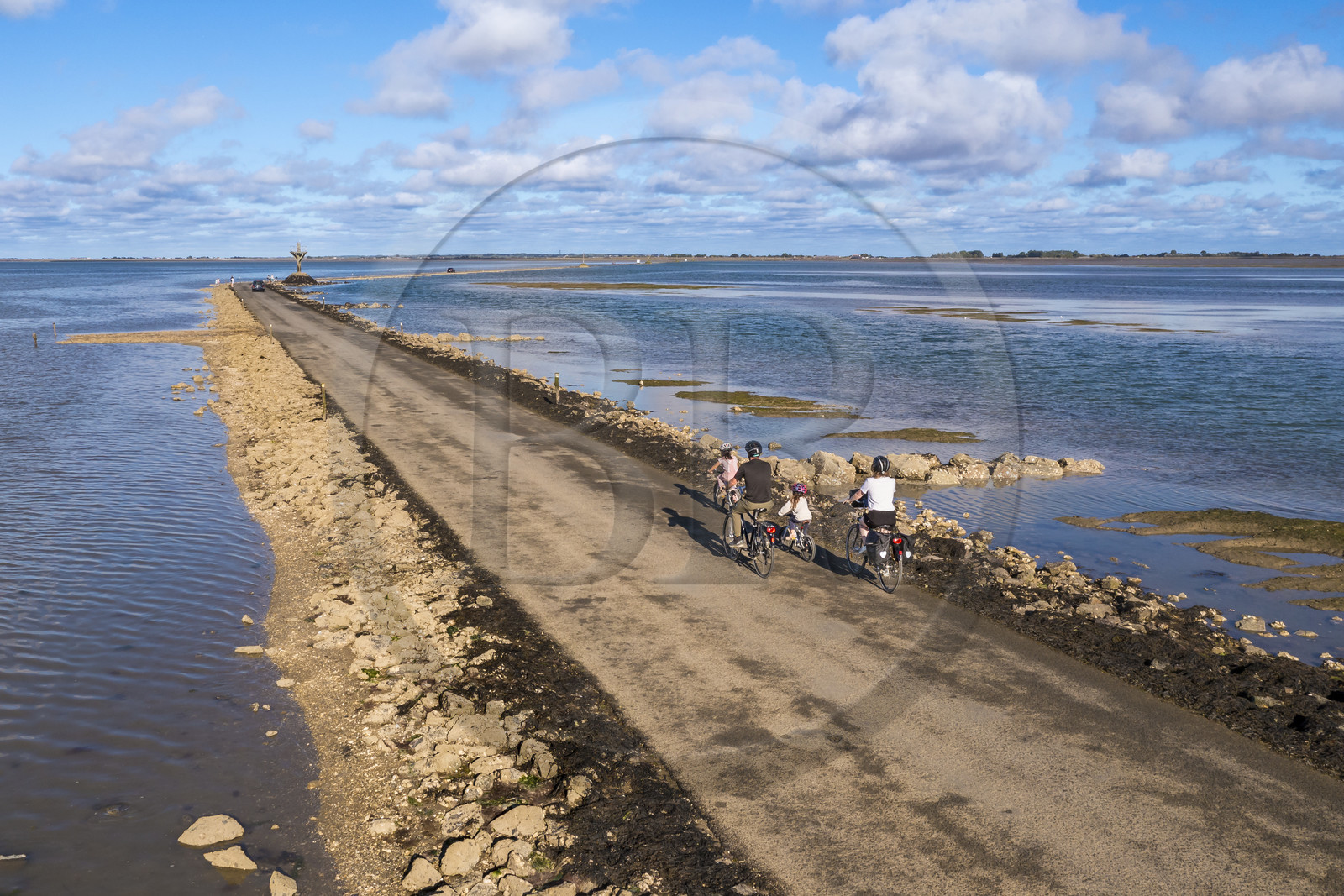France, Vendée (85), île de Noirmoutier, Barbatre, cyclistes sur le passage du Gois à marée montante, chaussée submersible qui relie l'île au continent à marrée basse (vue aérienne)
