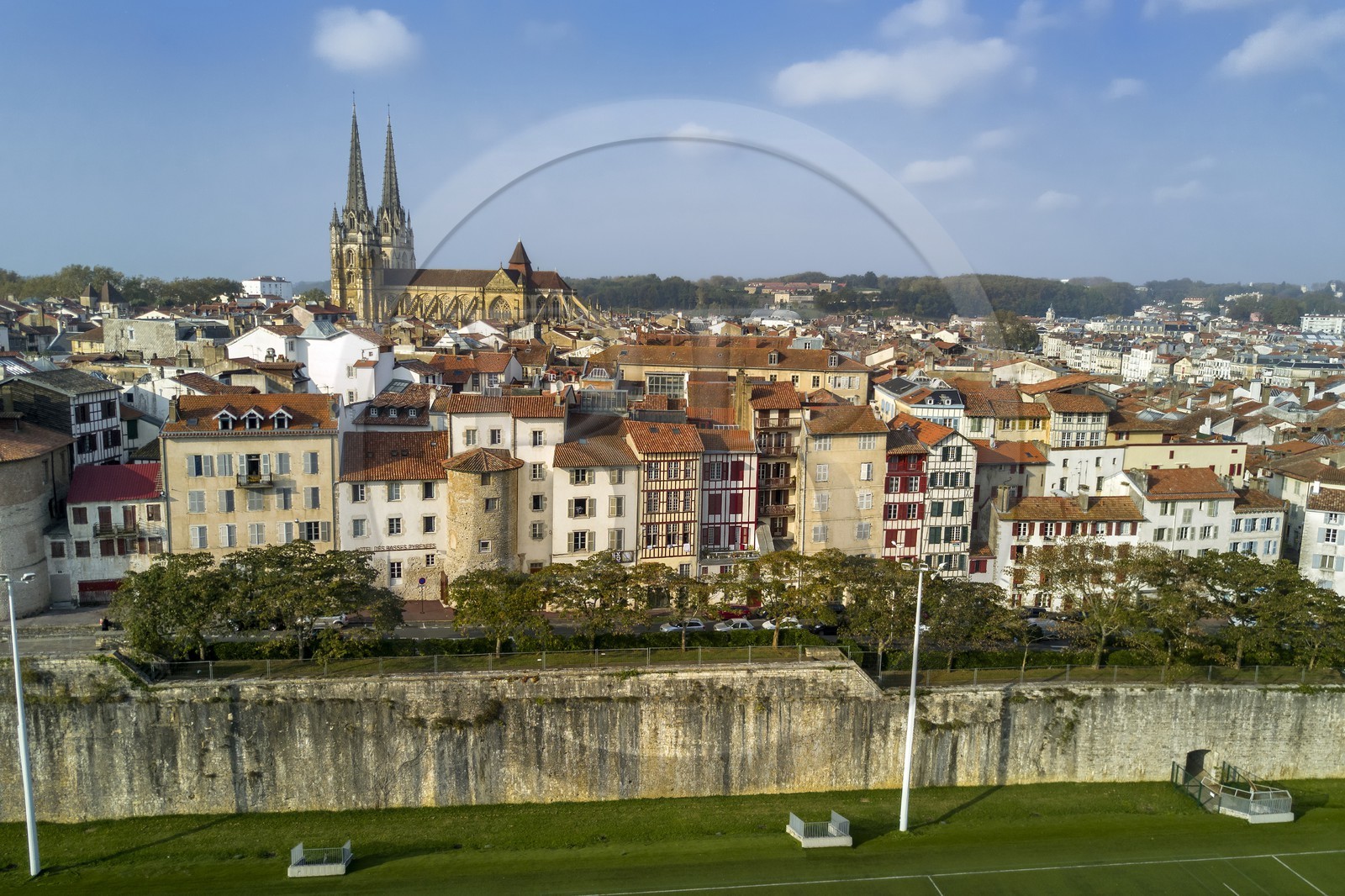 France, Pyrénées-Atlantiques (64), Pays-Basque, Bayonne, les flèches de la cathédrale Sainte-Catherine derrière les tours des anciens remparts intégrées dans les immeubles de la rue Tour de Sault, les fortifications de Vauban au premier plan (vue aérienne)