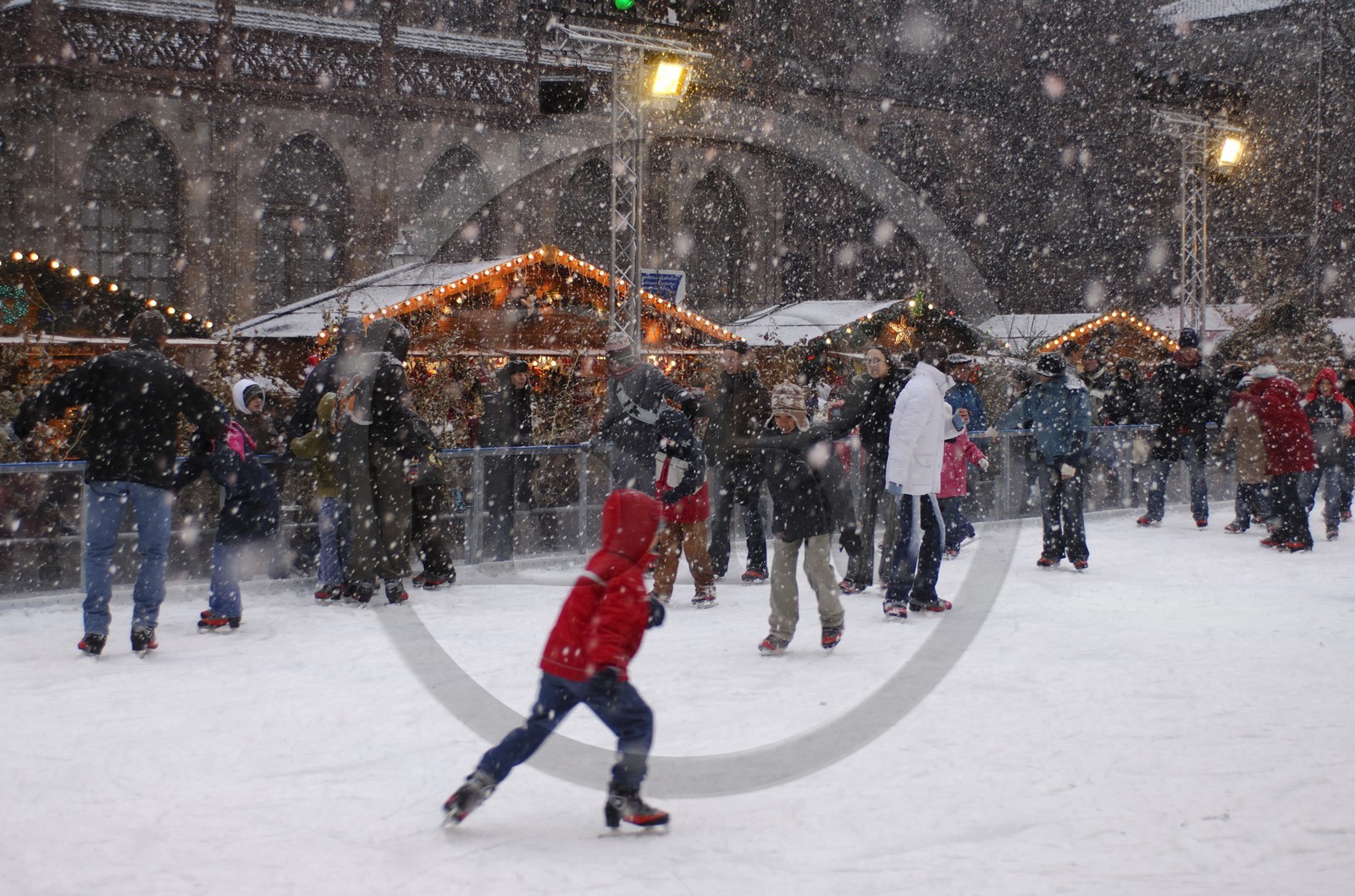 France, Bas Rhin (67), Strasbourg, patinoire installée au pied de la cathedrale pour Noel