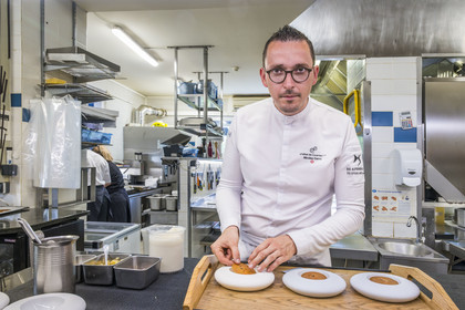 France, Finistère (29), Baie de Morlaix, Carantec, restaurant Nicolas Carro étoilé Michelin à l’Hôtel de Carantec, le chef dans sa cuisine