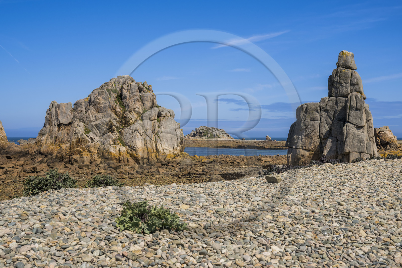 France, Côtes-d'Armor (22), Côte d'Ajoncs, Plougrescant, la plage de Pors (Porz) Scaff à marée basse