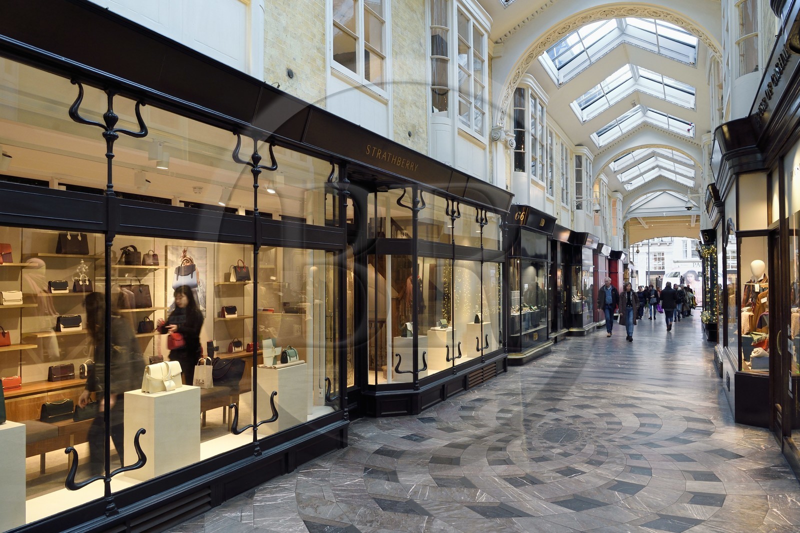 Royaume-Uni, Londres, Mayfair district, la galerie marchande couverte Burlington Arcade située derrière Bond Street, de Piccadilly à Burlington Gardens