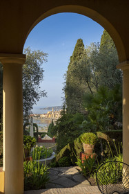 France, Alpes-Maritimes (06), Menton, Domaine des Colombieres, vue sur la ville depuis le jardin du domaine créé par Ferdinand Bac