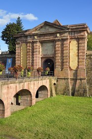France, Haut-Rhin (68), Neuf-Brisach, ville fortifiée par Vauban, classée Patrimoine Mondial de l'UNESCO, la Porte de Colmar au nord-ouest