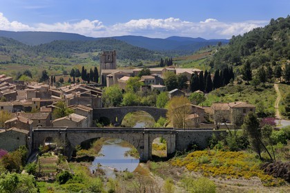 France, Aude (11), village de Lagrasse, labellisé Les Plus Beaux Villages de France, ponts sur l' Orbieu et abbaye Sainte-Marie de Lagrasse au fond