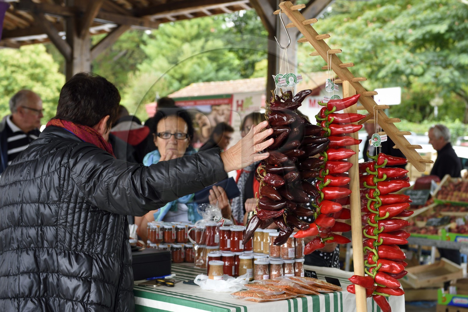 France, Pyrénées-Atlantiques (64), Pays-Basque, Saint-Jean-Pied-de-Port, le marché couvert, étal de piment d'Espelette