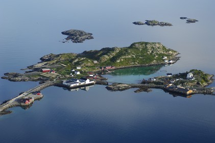 Norvège, Nordland, Iles Lofoten, Ile de Moskenes, village de pêcheurs de Hamnoy près de Reine (vue aérienne)