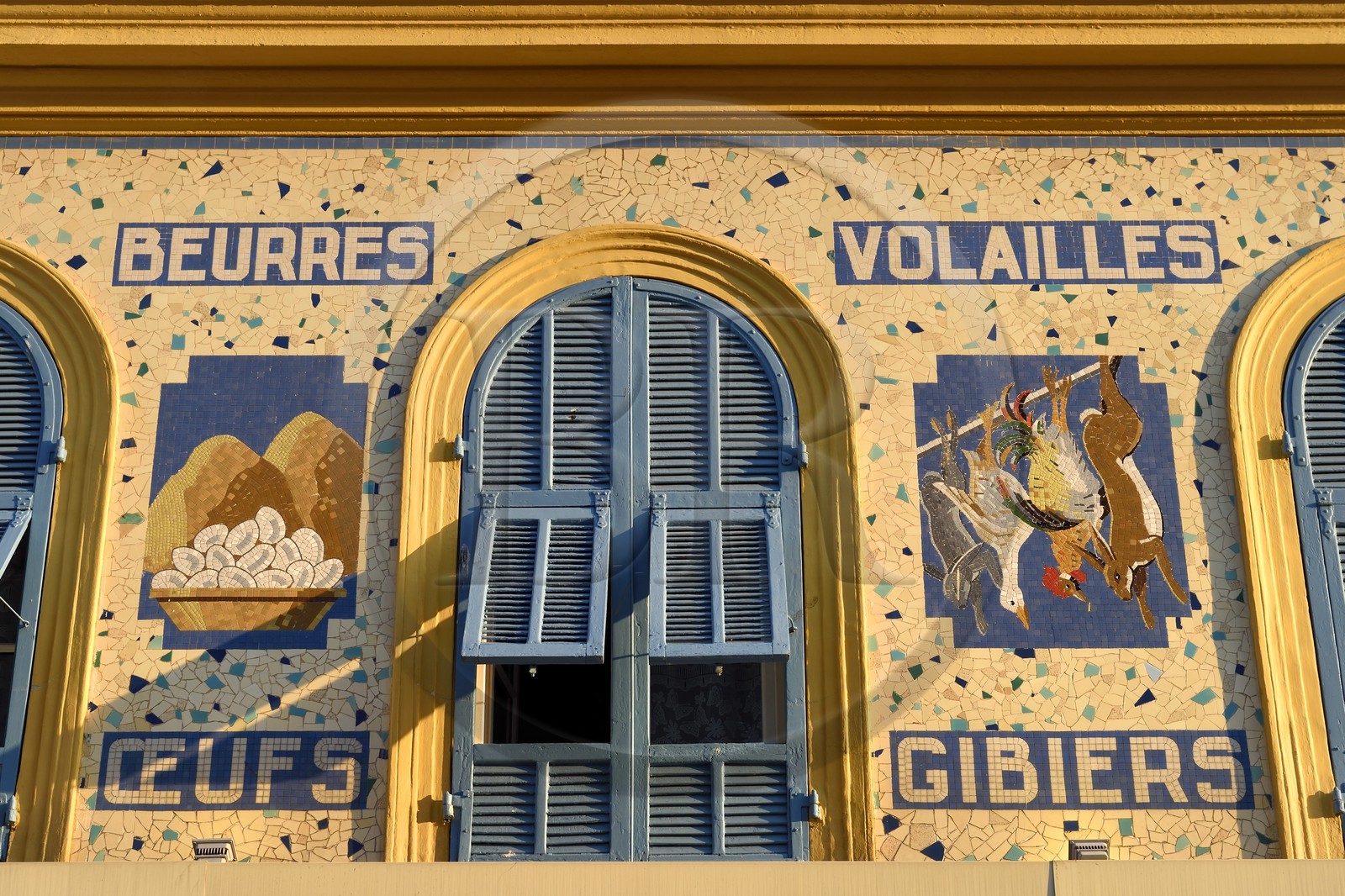 France, Alpes-Maritimes (06), Nice, vieille ville, cours Saleya, enseigne en faience d'une boutique