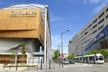 France, Rhône (69), Lyon, nouveau quartier de La Confluence au sud de la Presqu'île, le centre commercial de Confluence et le siège du Conseil régional de Rhône-Alpes réalisé par Christian de Portzamparc à droite
