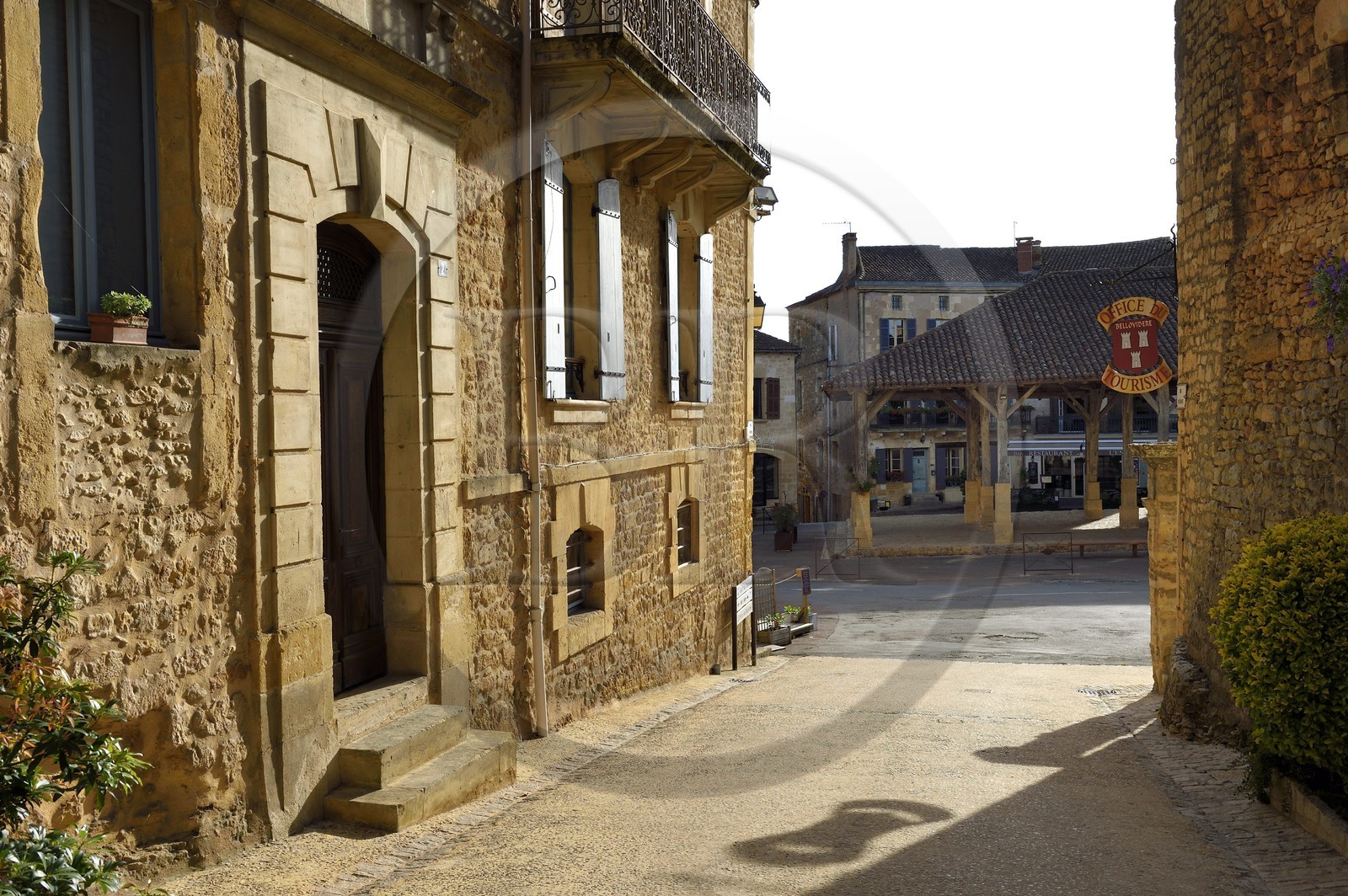 France, Dordogne (24), Périgord Noir, Belvès, labellisé Les Plus Beaux Villages de France, la rue des Filhols donnant sur la place d'Armes et la halle du XVème siècle