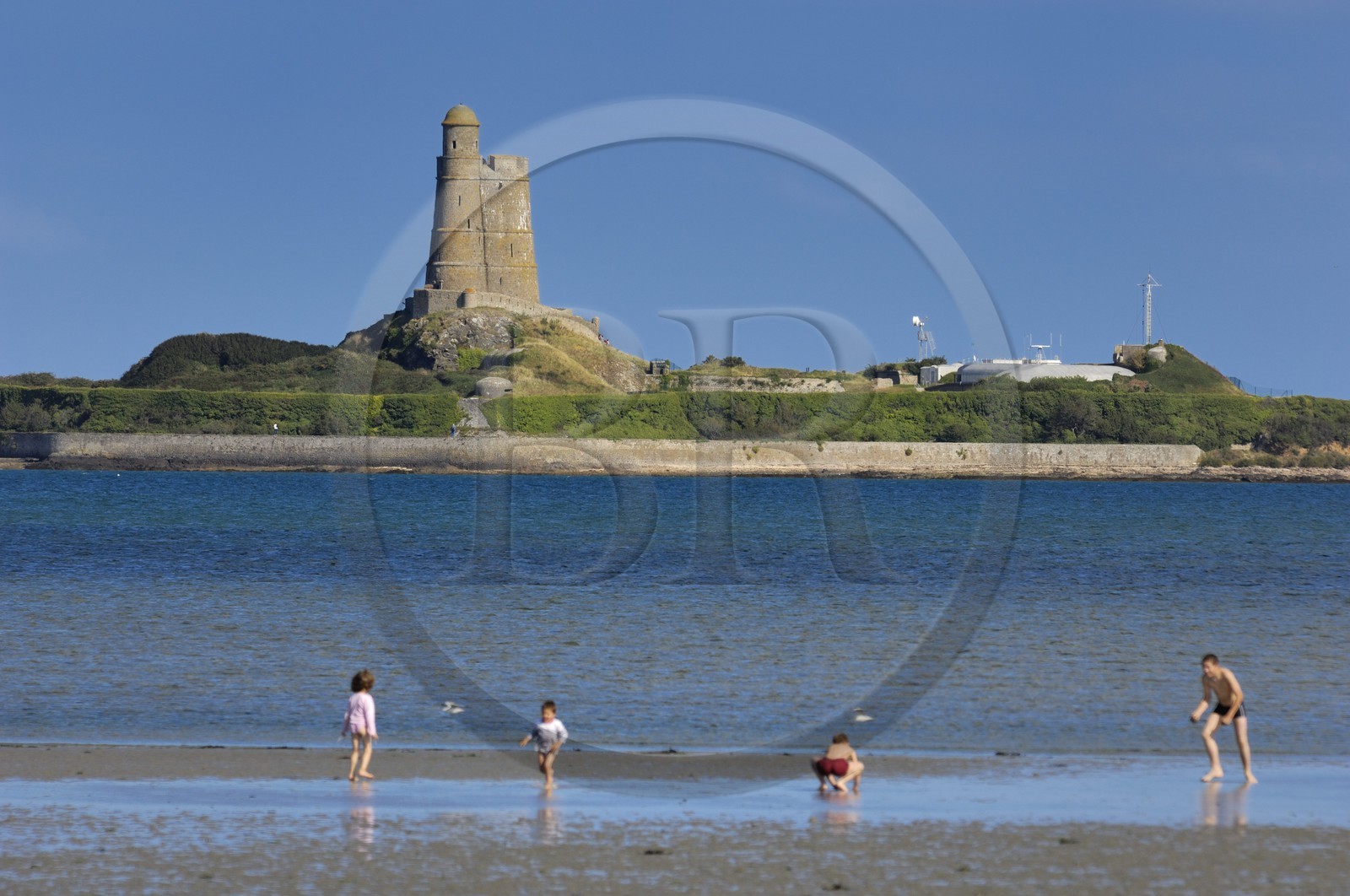 France, Manche (50), Val de Saire, région de Saint-Vaast-la-Hougue, fort de la Hougue Vauban classé Patrimoine mondial par l'UNESCO depuis la plage de Morsalines