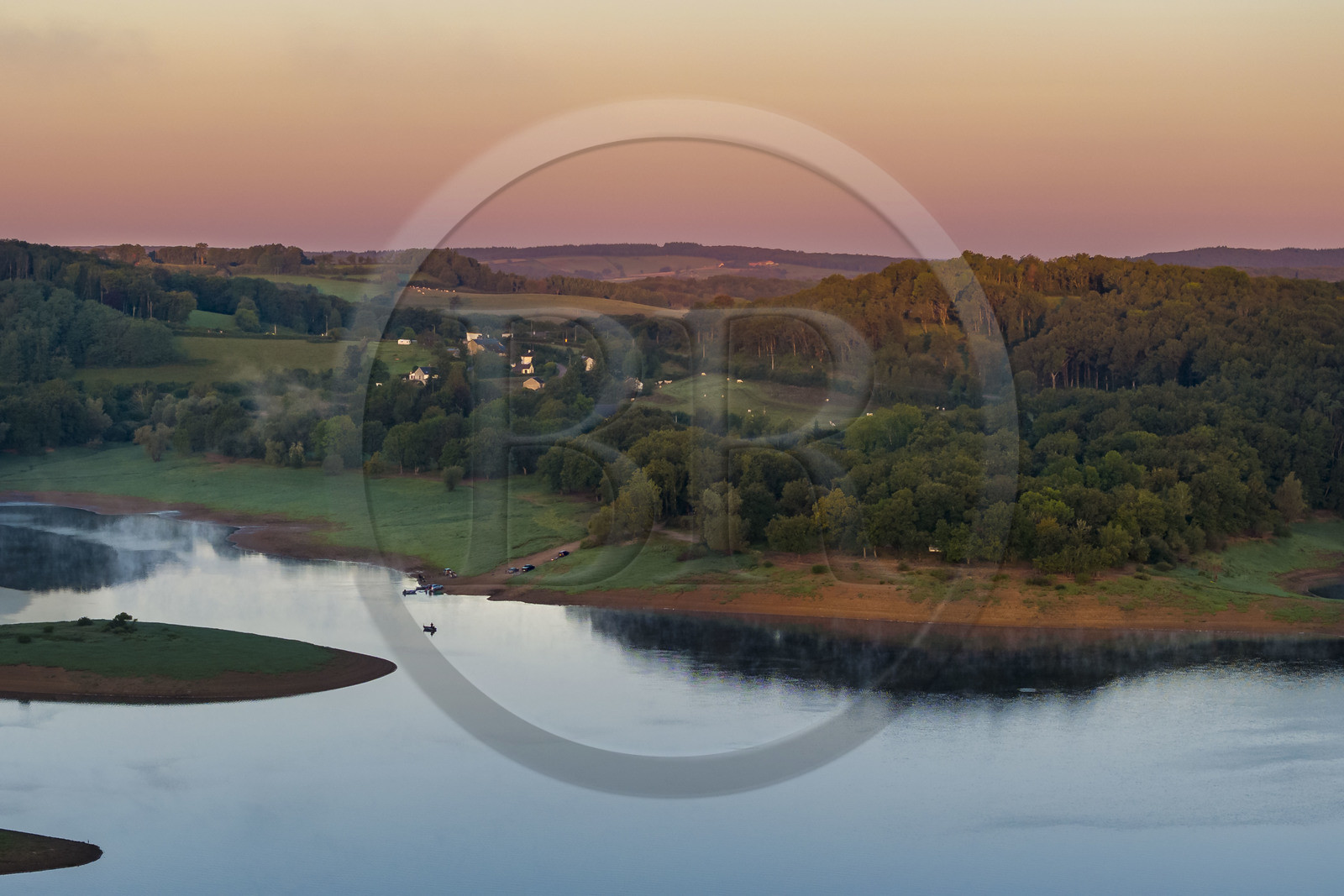 France, Nièvre (58), Parc naturel régional du Morvan, Chaumard, lac de Pannecière au petit matin (vue aérienne)