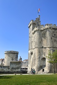 France, Charente-Maritime (17), La Rochelle, la Tour de la Chaine  à gauche et la Tour Saint-Nicolas à droite protègent l'entrée du Vieux Port