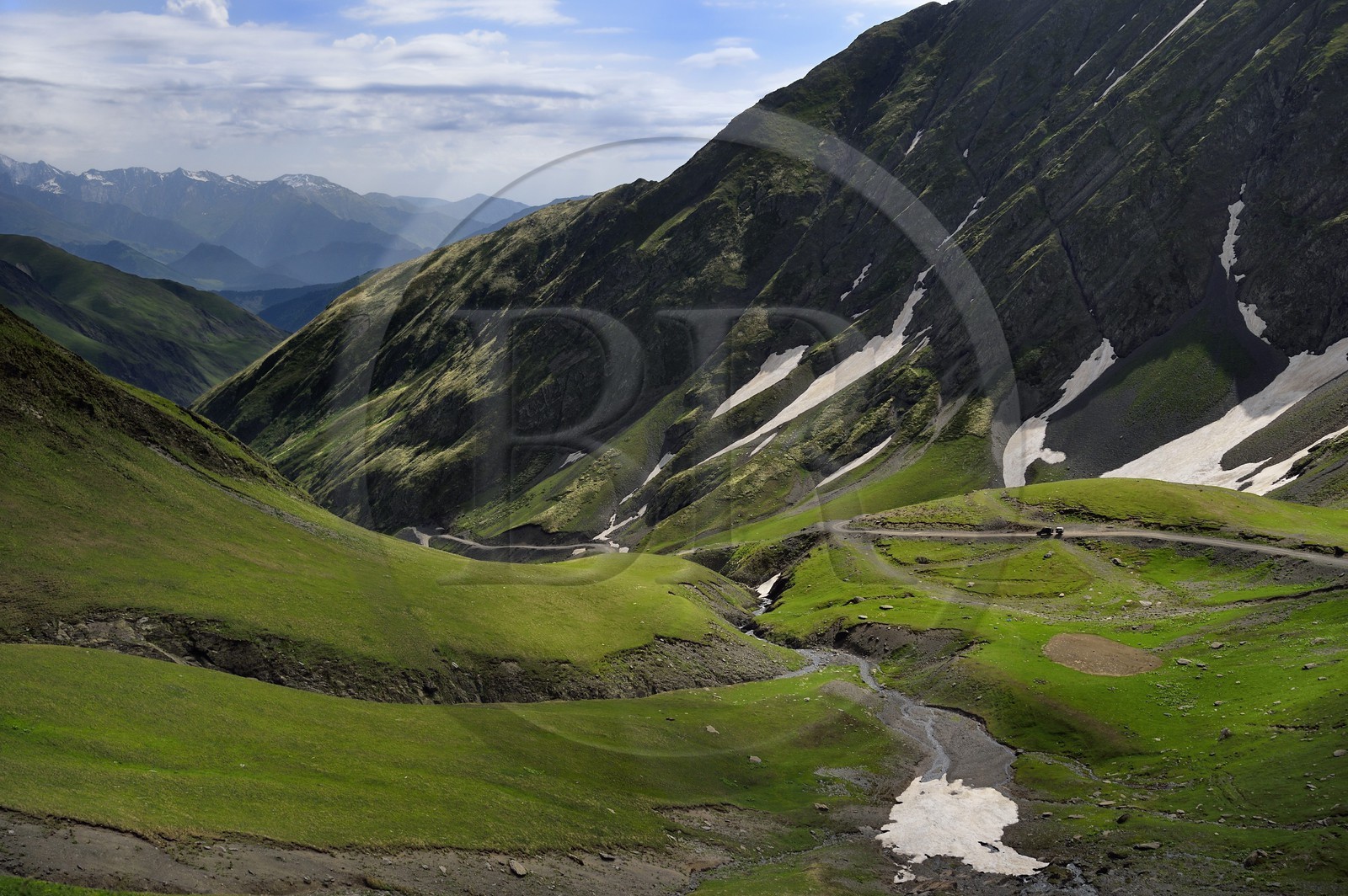 Géorgie, Kakheti, Parc national de Touchétie, la très spectaculaire piste qui relie Telavi à Omalo au Col d'Abano (2826 mètres)