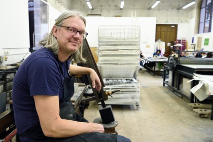 France, Paris (75), quartier de Saint-Germain-des-Prés, Ecole nationale supérieure des Beaux-Arts, département impression-multiples dans le Palais des Etudes, le professeur Wernher Bouwens