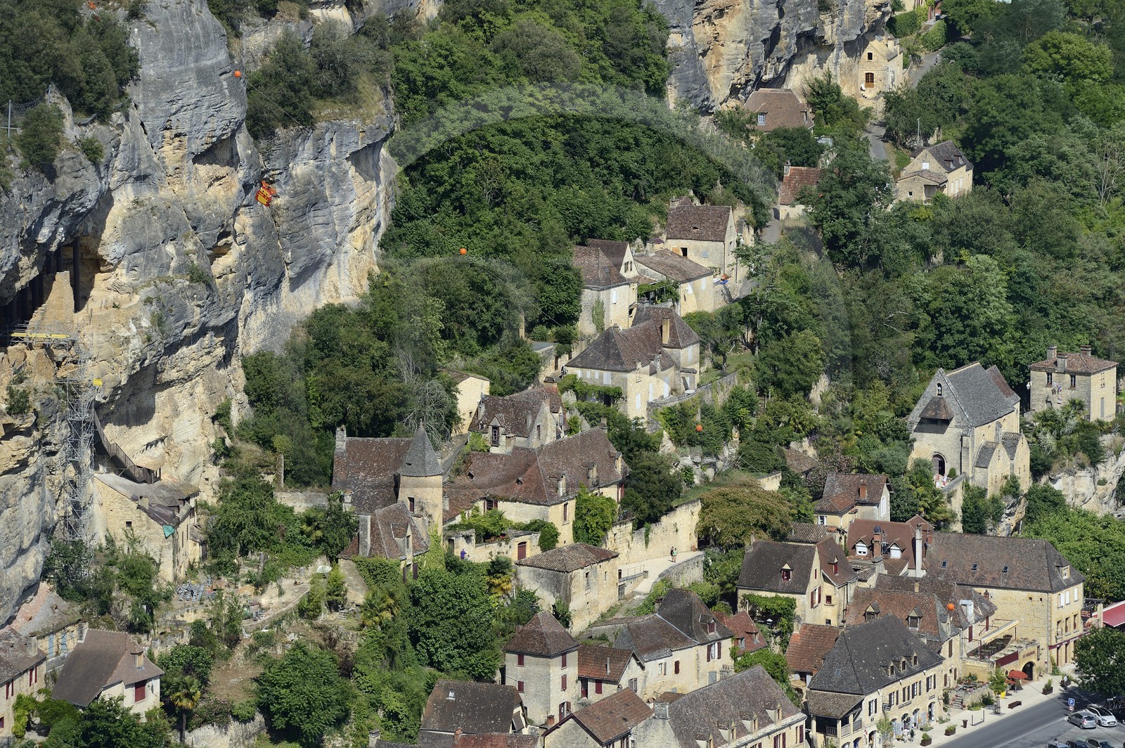 France, Dordogne (24), Périgord Noir, vallée de la Dordogne, La Roque-Gageac, labellisé Les Plus Beaux Villages de France (vue aérienne)
