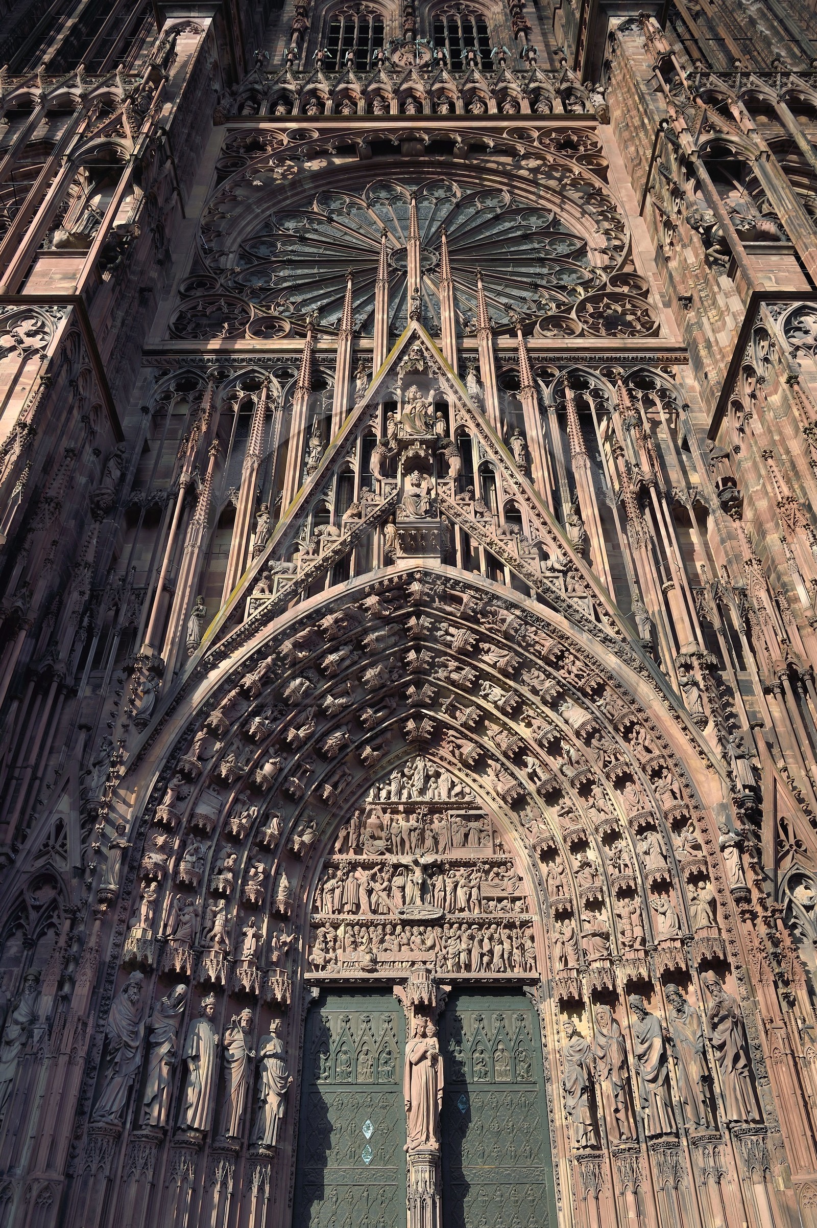 France, Bas-Rhin (67), Strasbourg, vieille ville classée au Patrimoine Mondial de l'UNESCO, la cathédrale Notre-Dame, la facade occidentale, le portail central dit de la Vierge et des Prophètes et la grande Rose