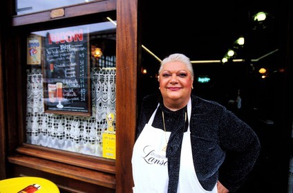 France, Nord (59), Vieux Lille, Monique devant son café le Tord-Boyaux