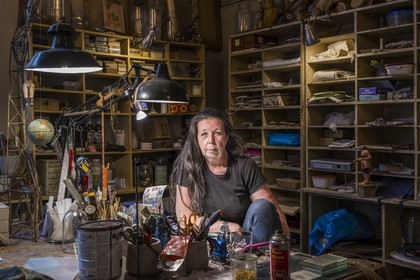 France, Vaucluse (84), Avignon, la décoratrice d’intérieur Pascale Palun dans son atelier-boutique Vox Populi spécialiste dans la création de luminaires et objets de décoration