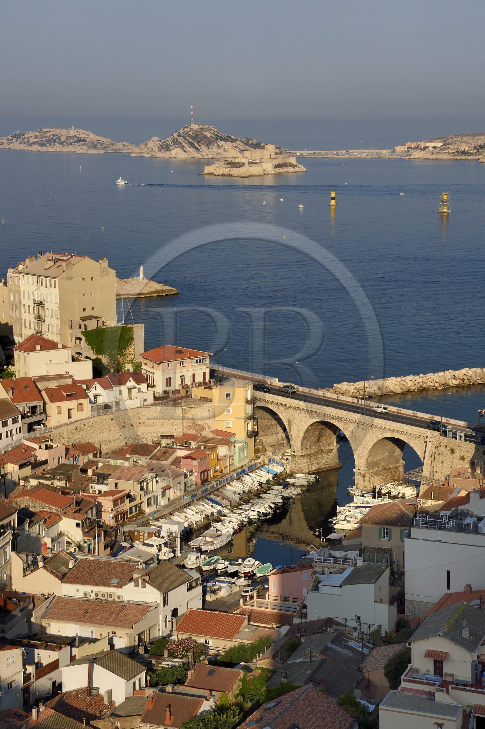 France, Bouches-du-Rhône (13), Marseille, quartier d'Endoume, le Vallon des Auffes, l'archipel du Frioul avec le Chateau d'If en arrière plan