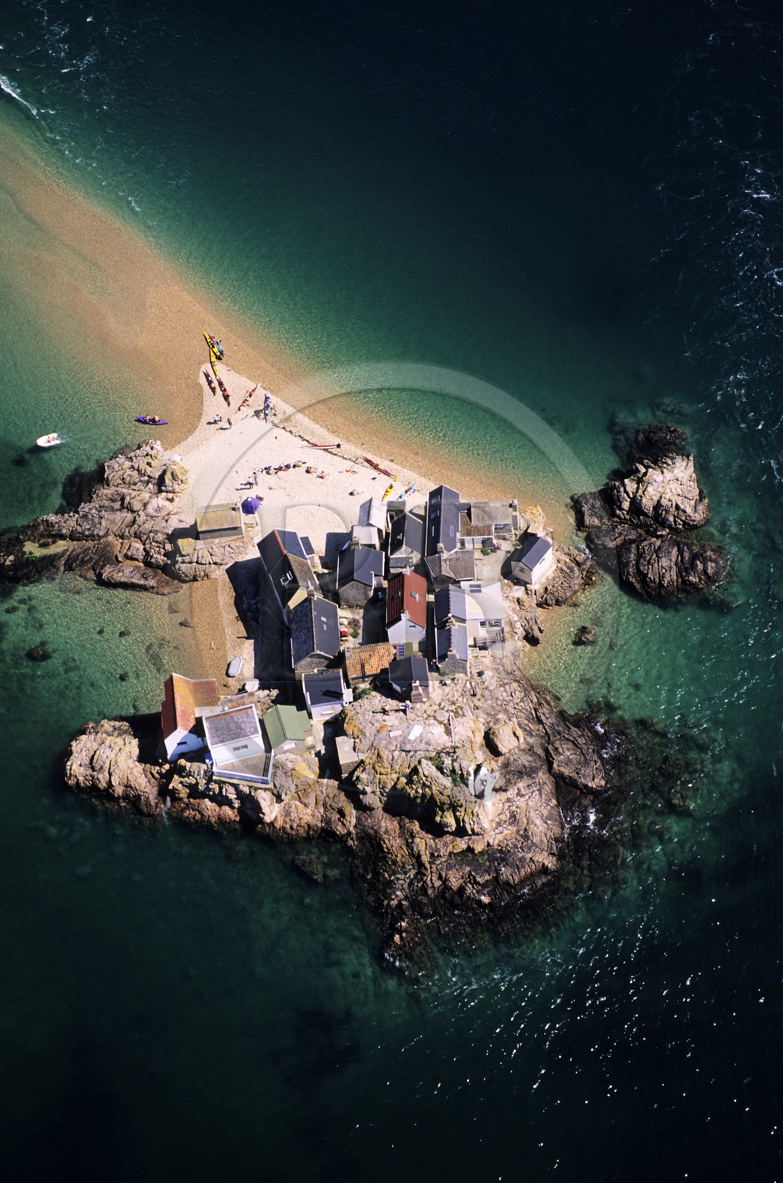 Royaume-Uni, îles Anglo-Normandes, île de Jersey, les îles des Ecrehous, maison de pêcheurs (vue aérienne)