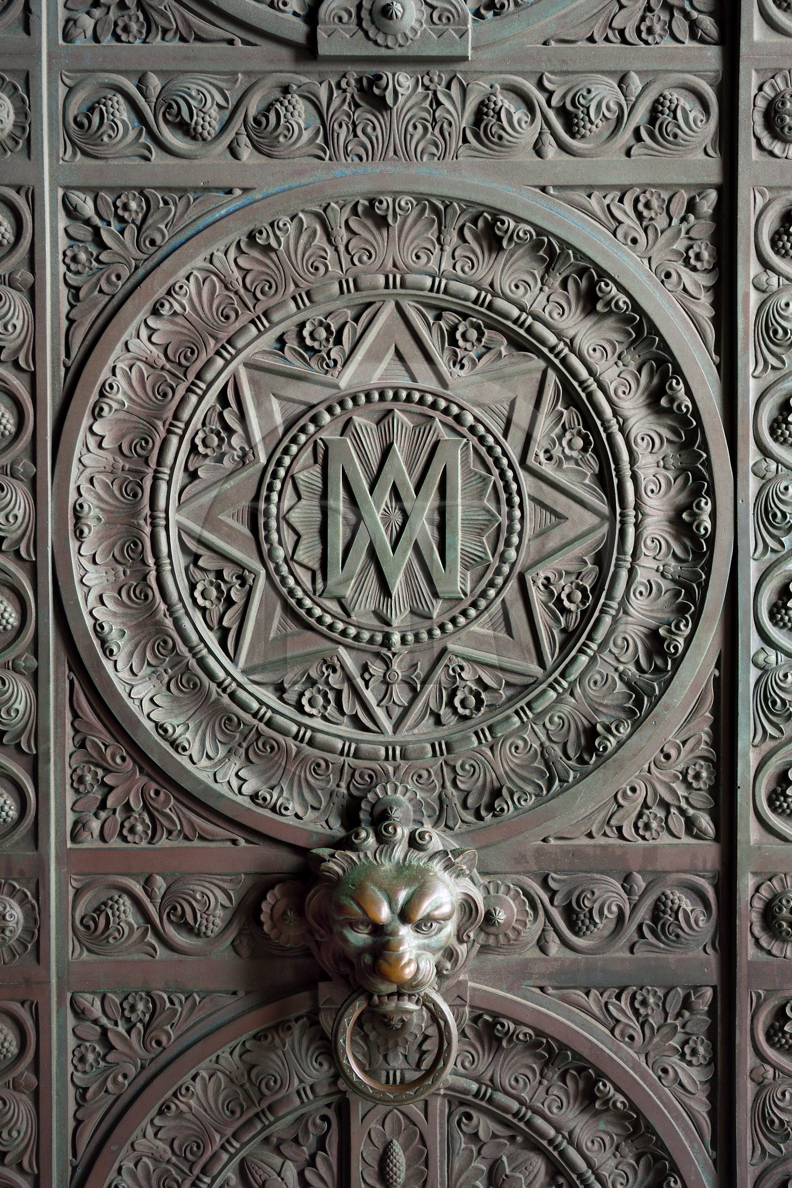 France, Bouches-du-Rhône (13), Marseille, basilique Notre-Dame de la Garde, porte d'entrée en bronze
