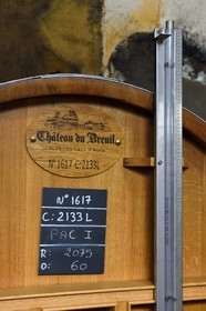 France, Calvados (14), Pays d'Auge, Le Breuil-en-Auge, Chateau du Breuil producteur de Calvados AOC Pays d’Auge, tonneaux dans les chais de vieillissement