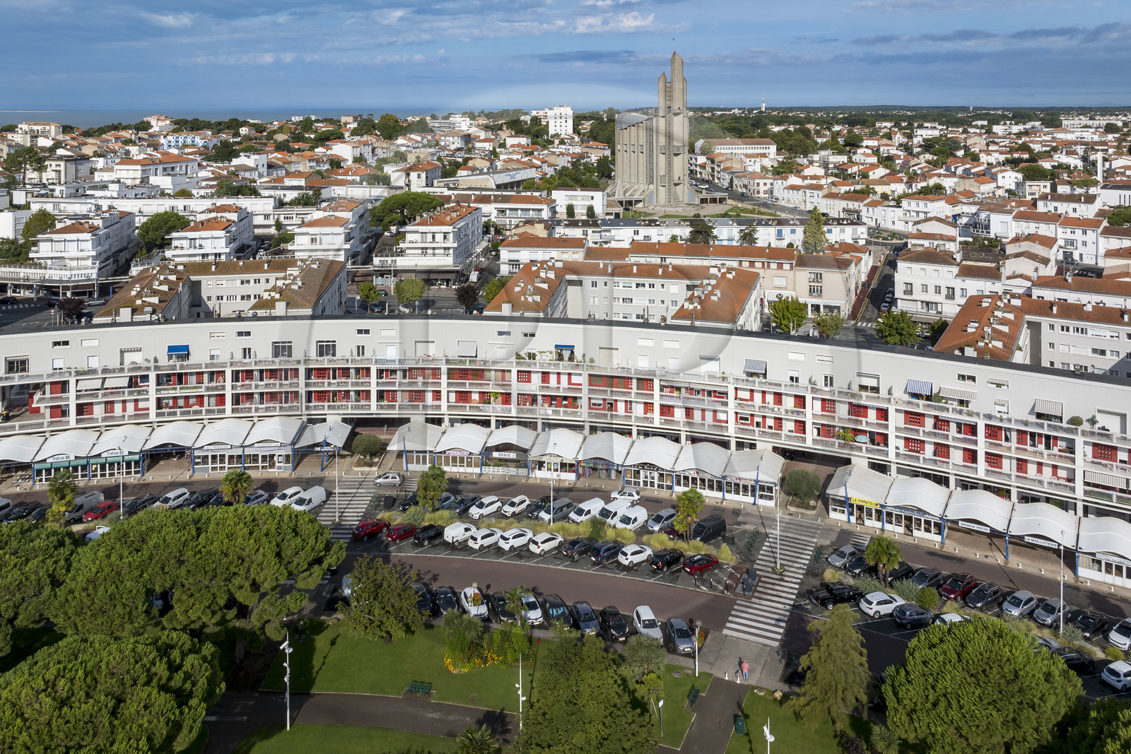 France, Charente-Maritime (17), Royan, immeuble le Front de Mer et église Notre-Dame de Royan construite de 1955 à 1958 par l'architecte Guillaume Gillet en arrière plan (vue aérienne)