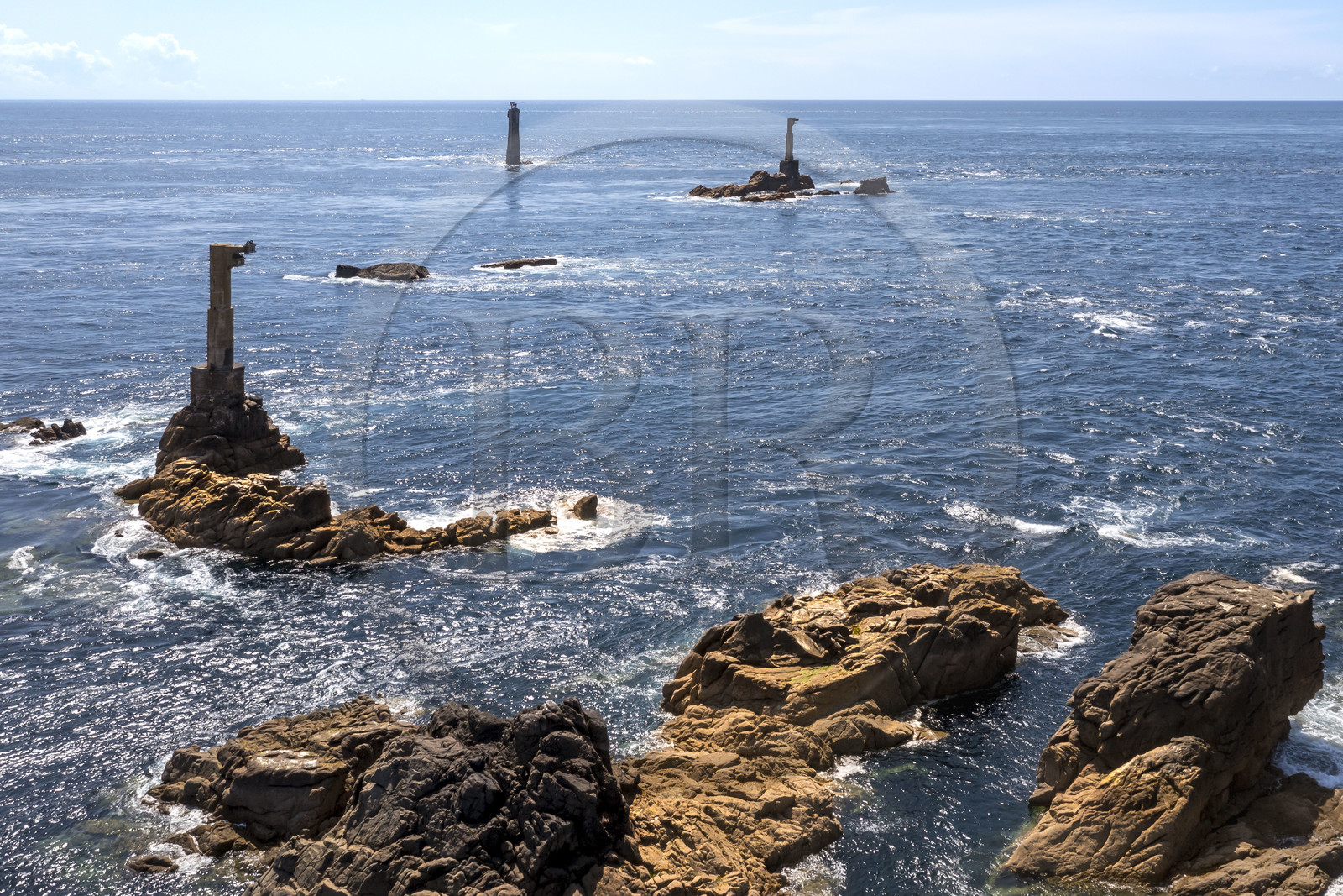 France, Finistère (29), Mer d'Iroise, Ile d'Ouessant, Pointe de Pern, le phare de Nividic en arrière plan (vue aérienne)