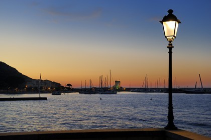 Italie, Toscane, l’Ile d’Elbe, Port de Marciana Marina et la Tour Pisane construite au XIIeme siècle