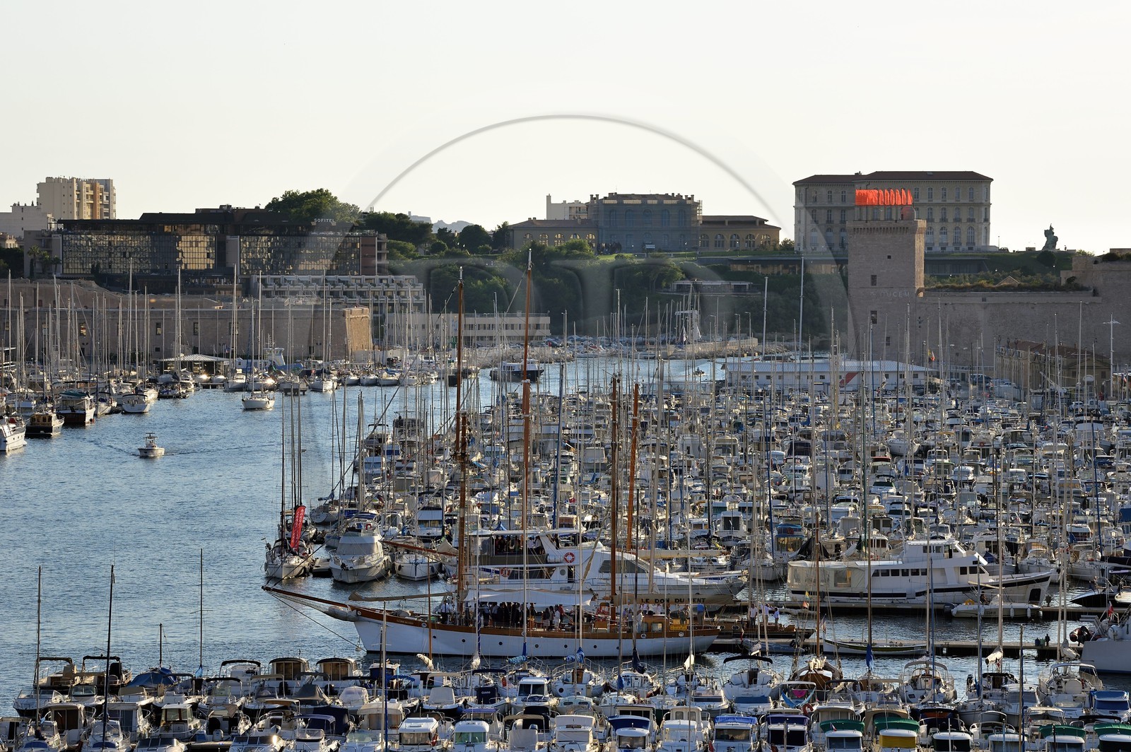 France, Bouches-du-Rhône (13), Marseille, Le Vieux Port, Fort Saint Jean et palais du Pharo en arrière plan