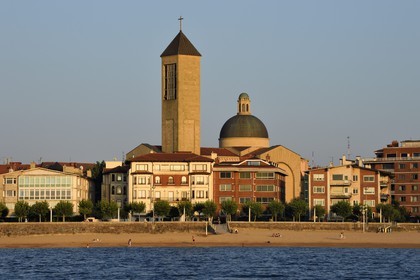 Espagne, Pays basque espagnol, Biscaye, Getxo (Guecho) sur les rives de l'estuaire du Nervion au Nord de l'agglomération de Bilbao, la plage de Las Arenas