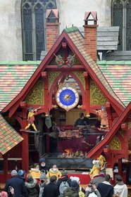 France, Haut-Rhin (68), Ribeauvillé, le marché de Noël médiéval, étal proposant du sanglier à la broche accompagné de cervoise et de vin