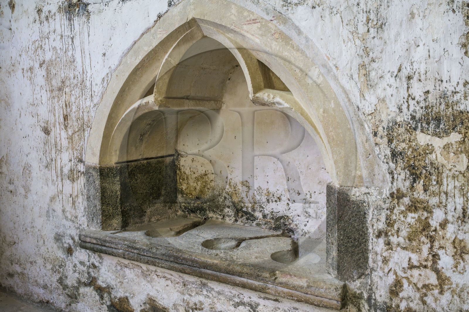 France, Vendée (85), Pouzauges, église romane Notre-Dame du Vieux Pouzauges du XIème siècle, lavabo liturgique du  XIIIème siècle
