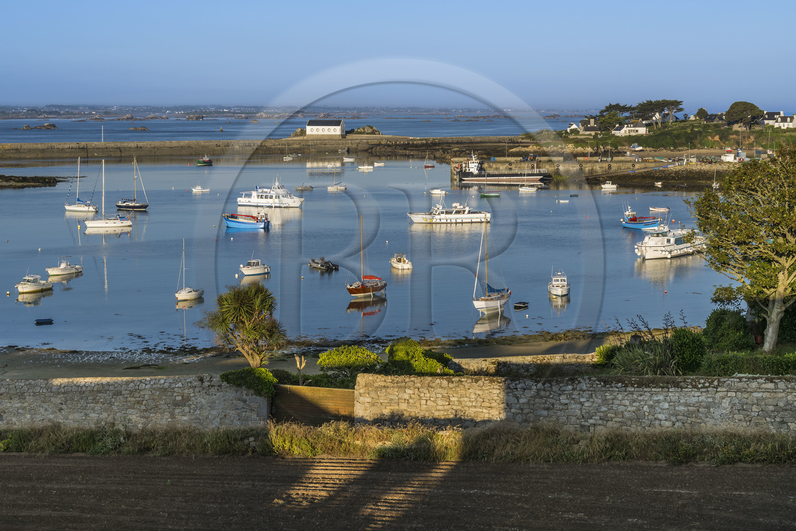 France, Finistère, Ponant Islands, Ile de Batz (Batz Island), Porz-Kernok bay in the channel early morning