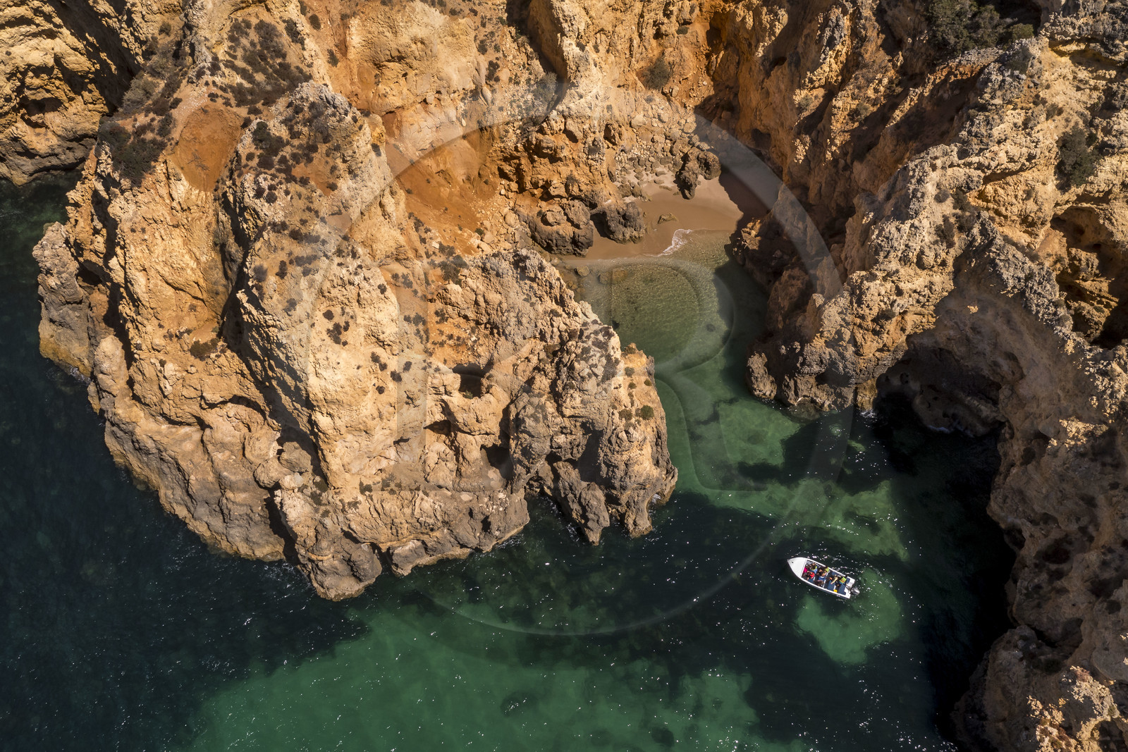 Portugal, Algarve, Lagos, découverte en bateau des criques et des grottes dans les falaises escarpées de la Ponta da Piedade (vue aérienne)