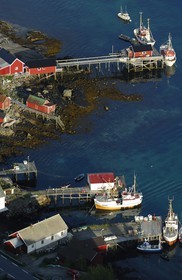 Norvège, Nordland, Iles Lofoten, Ile de Moskenes, village de pêcheurs de Reine (vue aérienne)