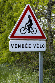 France, Vendée (85), Les Epesses, panneau avertissant de la présence de cycliste sur la véloroute Vendée Vélo
