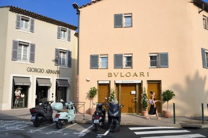 France, Var (83), Saint-Tropez, boutiques de luxe Giorgio Armani et Bulgari