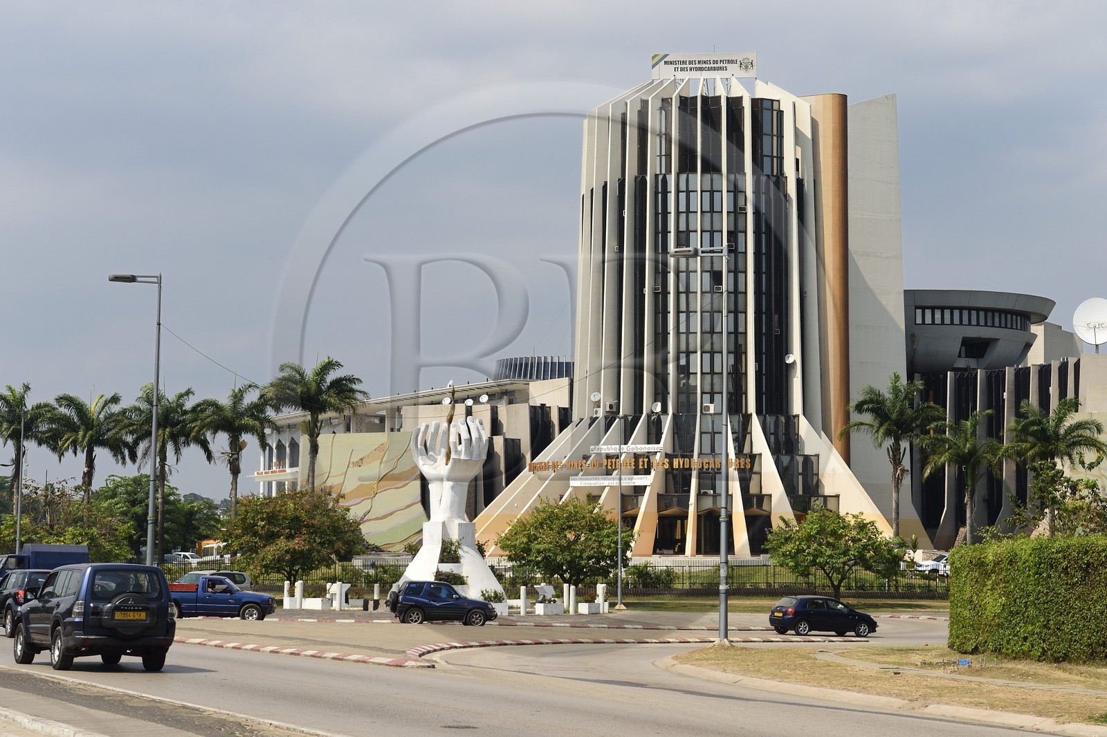 Gabon, Libreville, boulevard Triomphal El Hadj Omar Bongo, sculpture Flamme de la Paix devant le ministère du pétrole