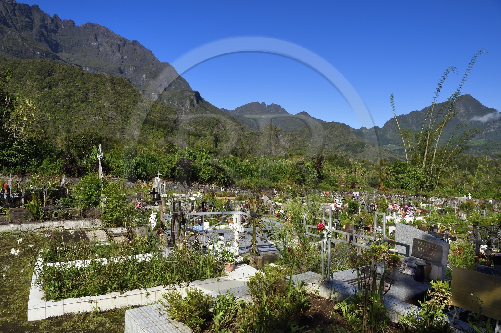 France, Ile de la Reunion, Cirque de Salazie, classé Patrimoine Mondial de l'UNESCO, Hell-Bourg, labellisé les Plus Beaux Villages de France, le cimetière constitué de tombes en pleine terre fleuries naturellement